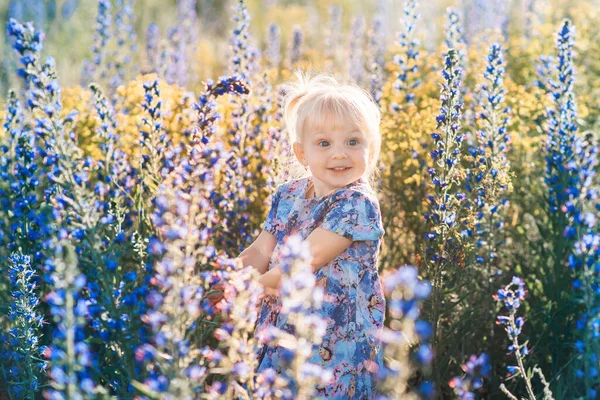 Menina Anos Campo Floração Com Flores Azuis — Fotografia de Stock
