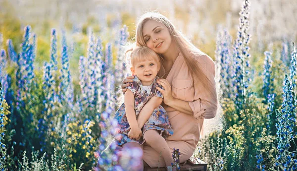 Beautiful Blond Woman Long Hair Her Little Daughter Flowering Field — Stock Photo, Image