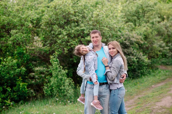 Hermosa Mamá Papá Hija Pantalones Vaqueros Caminata Parque Abrazo Verano — Foto de Stock