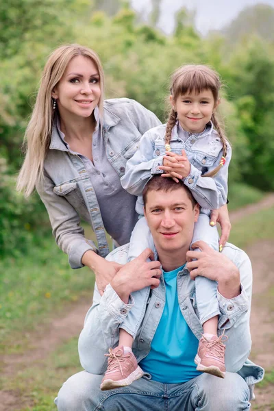 Mooie Mama Papa Dochter Jeans Outfit Lopen Het Park Knuffelen — Stockfoto