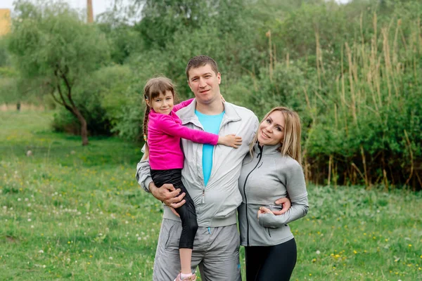 Sport Familie Mama Papa Dochter Jaar Oud Sportkleding Knuffelen Elkaar — Stockfoto