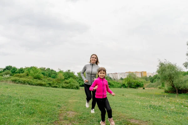 Sport Familie Jaar Oud Meisje Met Moeder Lopen Voor Een — Stockfoto