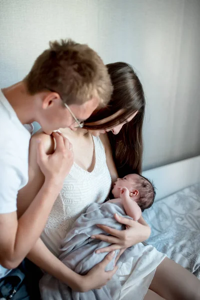 Bebe Recien Nacido Con Mama Y Papa En Casa Papa Papa Papa Hembra Stock Photo Bebe Recien Nacido Con Mama Y Papa En Casa Papa Papa Papa Hembra Stock Photo