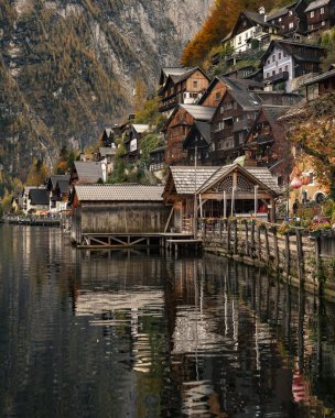 Avusturya Alpleri 'ndeki Hallstatter Gölü' ndeki Hallstatt Köyü. Sonbahar boyunca akşam ışığı. 