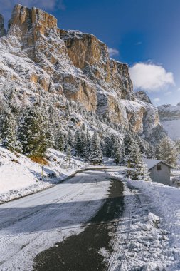 Güney Tyrol 'daki İtalyan Alpleri' nde yol kıvrımlı, kış / güneşli kış günlerinde sert gölgeler ve bol karla kaplı.