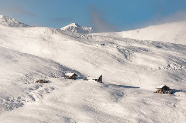 Güneşli kış gününde Alp Dağları 'ndaki ahşap kulübe. Kış boyunca Güney Tyrol bölgesi.
