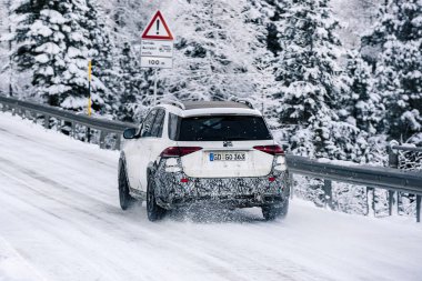 İtalya / Alpler -11,06,2019: Karlı dağ yolunda beyaz Mercedes Benz Gle Suv model yüz gerdirme.