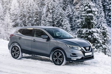 İtalya / Alpler -11,06,2019: Gri Nissan Qashqai 2017 modeli karlı dağ yolunda 