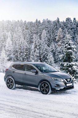 İtalya / Alpler -11,06,2019: Gri Nissan Qashqai 2017 modeli karlı dağ yolunda 