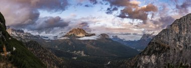 Güney Tyrol, İtalya 'daki Dolomite Dağları Sonbahar mevsiminde gün batımında / Yüksek Iso görüntüsü