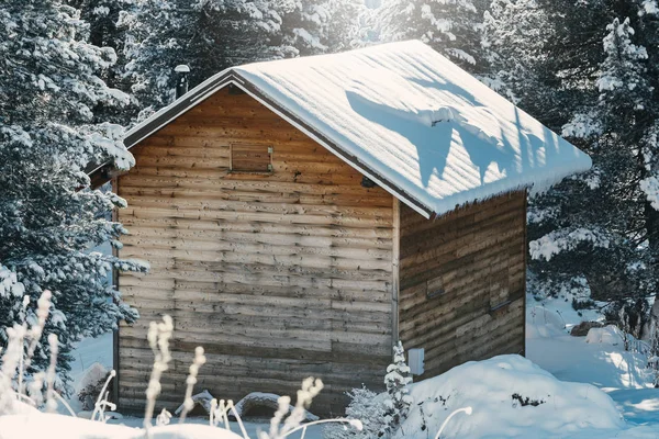 Cabaña Madera Las Montañas Alpinas Nieve Profunda Durante Soleado Día — Foto de Stock