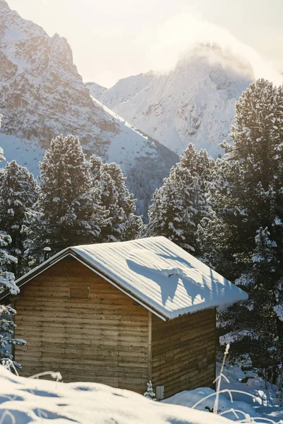 Cabaña Madera Las Montañas Alpinas Nieve Profunda Durante Soleado Día — Foto de Stock