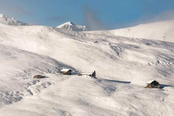 Cabaña Madera Las Montañas Alpinas Nieve Profunda Durante Soleado Día — Foto de Stock