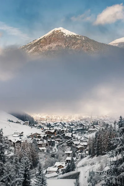 Południowa Wieś Tyrol Włoszech Zimą Mgłą Nad Miastem Dużą Górą — Zdjęcie stockowe