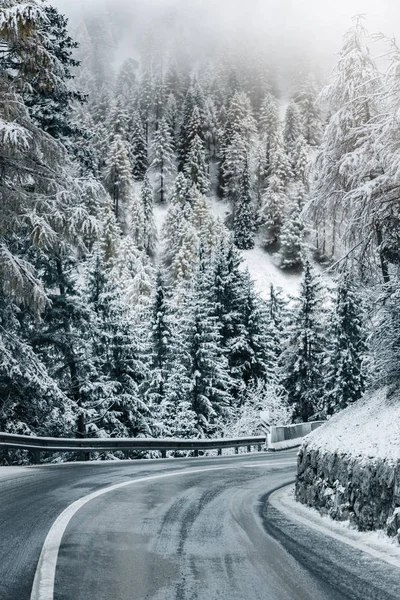 Camino Curvo Los Alpes Italianos Tirol Del Sur Durante Invierno —  Fotos de Stock