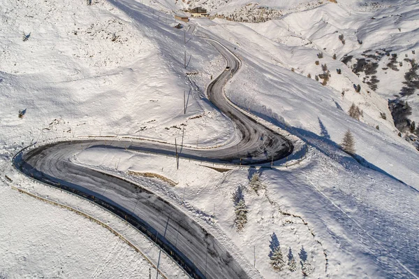 南チロルのイタリアアルプスの湾曲した道路 厳しい影と雪の多い冬 晴れた冬の日の間 — ストック写真