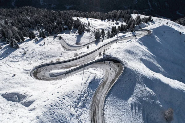 Zakrzywiona Droga Alpach Włoskich Południowym Tyrolu Zimowy Słoneczny Zimowy Dzień — Zdjęcie stockowe