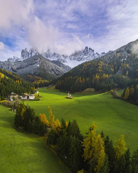 Bela Paisagem Com Alpes Italianos Primeiro Plano Colorido Com Igreja — Fotografia de Stock