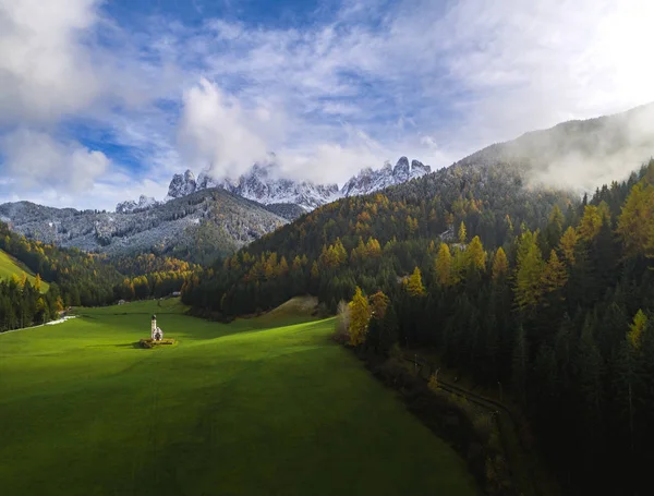 Prachtig Landschap Met Italiaanse Alpen Kleurrijke Voorgrond Met Kerk Van — Stockfoto