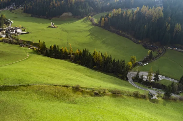 Prachtig Landschap Met Italiaanse Alpen Kleurrijke Voorgrond Met Kerk Van — Stockfoto