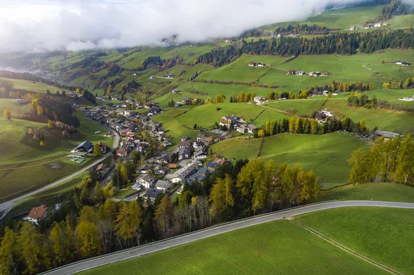 Horská Vesnice Italských Alpách Během Slunečného Podzimního Dne Zachycen Shora — Stock fotografie