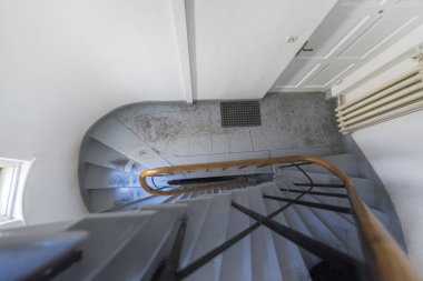 Eski binadaki yuvarlak merdiven beyaz duvarlar 
