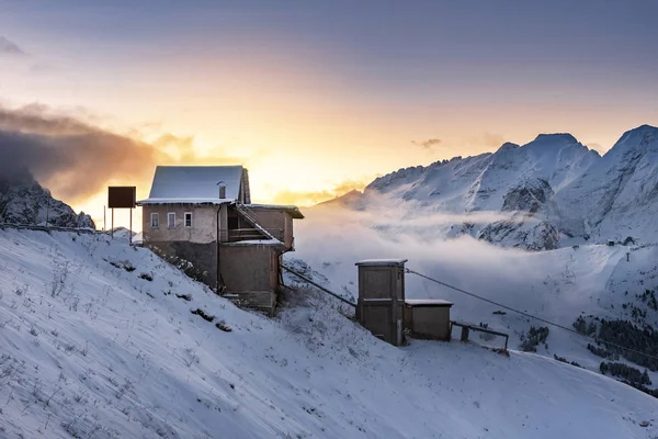 Domek Górski Alpach Włoskich Południowym Tyrolu Zimą Obok Doliny Ośrodka — Zdjęcie stockowe