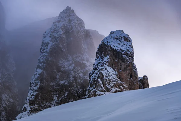 Снег Облака Покрыли Вершины Доломитов Итальянских Альпах Восходе Солнца — стоковое фото