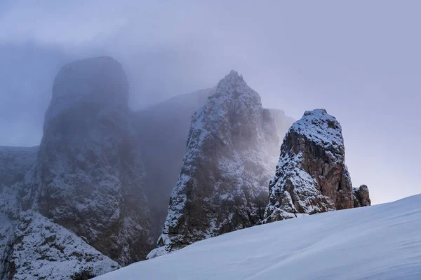 Снег Облака Покрыли Вершины Доломитов Итальянских Альпах Восходе Солнца — стоковое фото