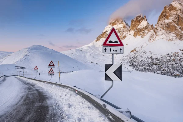 南チロルのイタリアアルプスで警告標識と湾曲した道路 厳しい影と雪の多くと冬 晴れた冬の日の間 — ストック写真