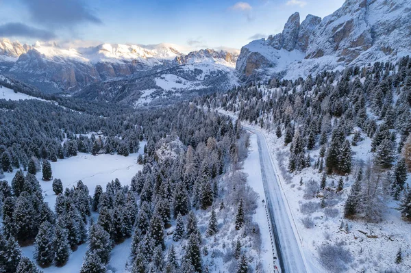 Αεροφωτογραφία Της Curved Δρόμο Στα Χιονισμένα Βουνά Των Ιταλικών Άλπεων — Φωτογραφία Αρχείου