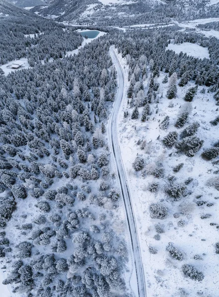 Vista Aérea Estrada Curva Nas Montanhas Nevadas Dos Alpes Italianos — Fotografia de Stock