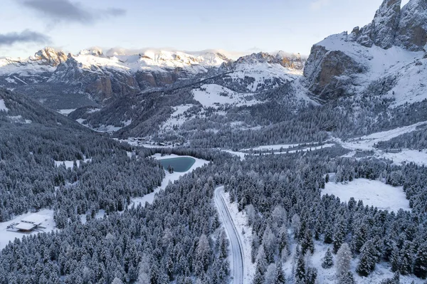 Αεροφωτογραφία Της Curved Δρόμο Στα Χιονισμένα Βουνά Των Ιταλικών Άλπεων — Φωτογραφία Αρχείου