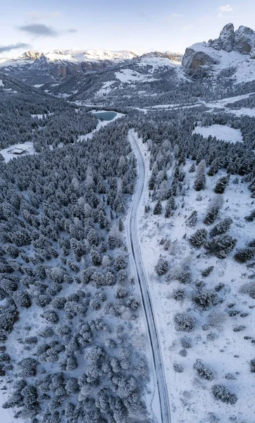 Vista Aérea Estrada Curva Nas Montanhas Nevadas Dos Alpes Italianos — Fotografia de Stock