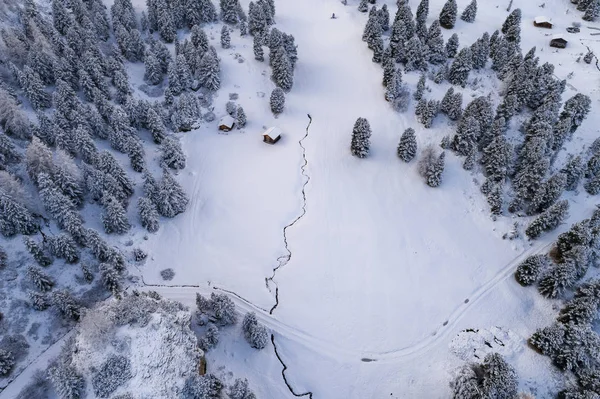 Luftaufnahme Von Schneebedeckten Alpenbergen Mit Holzhütten Tiefschnee Beginn Der Wintersaison — Stockfoto