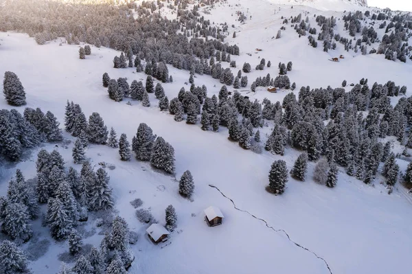 Vista Aérea Las Montañas Alpinas Cubiertas Nieve Con Chozas Madera — Foto de Stock