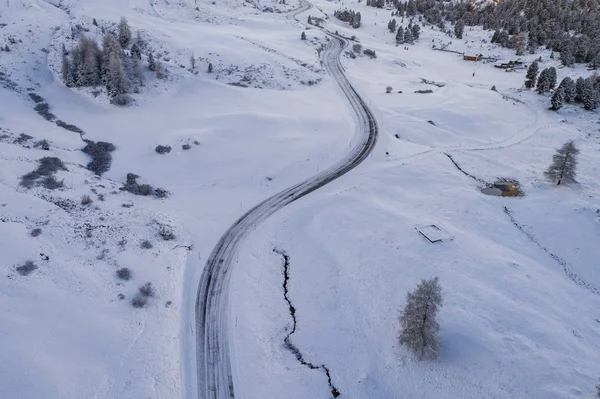 Vue Aérienne Route Courbe Dans Les Montagnes Enneigées Des Alpes — Photo