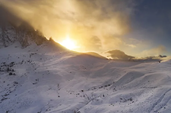 Sonnenaufgang Über Den Schneebedeckten Alpen Südtirol Italien Tiefer Schnee Und — Stockfoto