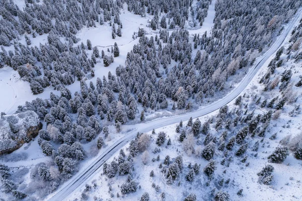 Luftaufnahme Einer Kurvenreichen Straße Den Schneebedeckten Bergen Der Italienischen Alpen — Stockfoto