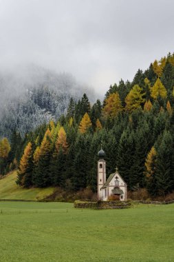 Val Di Fonları 'ndaki Aziz John Kilisesi' nin bulutlu manzarası, ünlü seyahat yeri Dolomite Alpleri, İtalya 'nın kışın başlangıcında