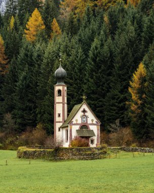 Val Di Fonları 'ndaki Aziz John Kilisesi' nin bulutlu manzarası, ünlü seyahat yeri Dolomite Alpleri, İtalya 'nın kışın başlangıcında