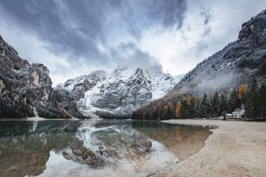 Lago di Braies 'deki suya yansıyan Dolomitler (Braies Gölü, Pragser Wildsee) Güney Tyrol, İtalya