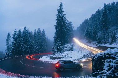 İtalya / Alpler -11,06,2019: Gri Nissan Qashqai 2017 modeli dağ yolunda uzun pozlu.