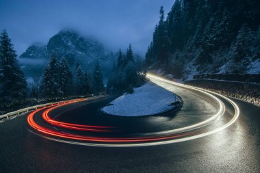 Karlı İtalyan Alplerinde, Güney Tyrol, İtalya 'da bir yolda gece trafik ışıkları