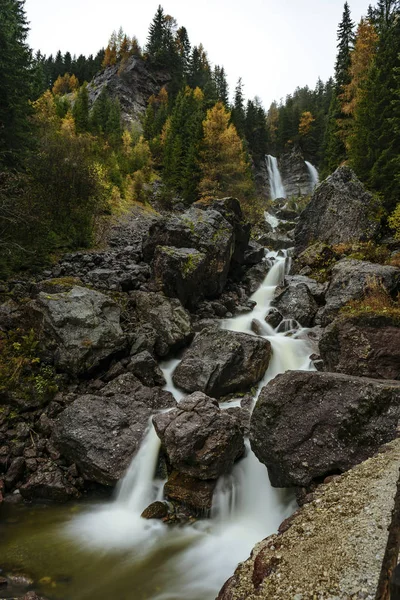 Waterval Van Pissandolo Zuid Tirol Italië Regenachtige Herfstdag Met Zware — Stockfoto