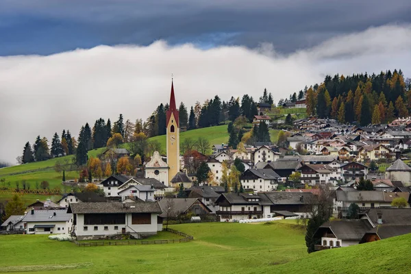 Alpine Bergdorp Welsberg Taisten Regio Italië Tijdens Bewolkte Herfstavond — Stockfoto
