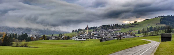 Alpine Bergdorp Welsberg Taisten Regio Italië Tijdens Bewolkte Herfstavond — Stockfoto