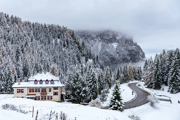Hotel Montaña Carretera Curva Los Alpes Italianos Tirol Del Sur — Foto de Stock