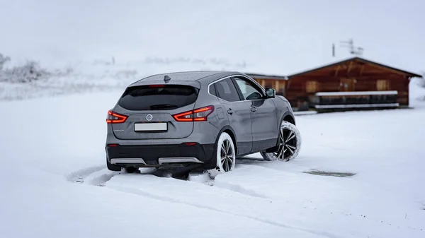 İtalya / Alpler -11,06,2019: Gri Nissan Qashqai 2017 modeli karlı dağ yolunda 