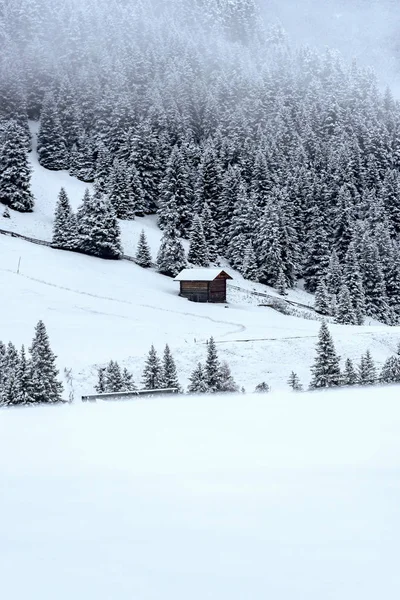 Cabaña Madera Las Montañas Alpinas Nieve Profunda Durante Noche Invierno —  Fotos de Stock